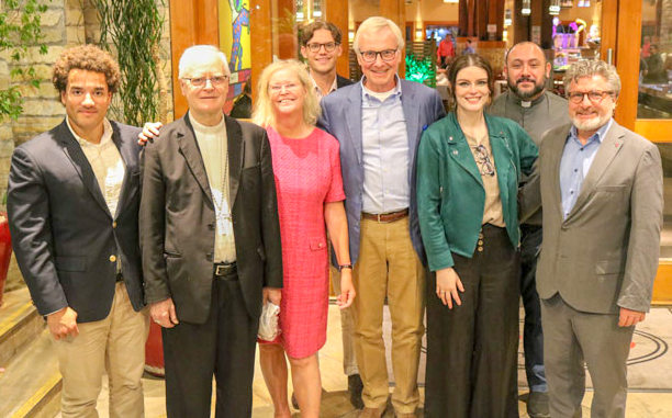 O cardeal Scherer (2º da esquerda), Tobias, Susanne, Nicolas e Peter Noé, a professora Karen Ambra, Padre Rodrigo, o professor Christoph Käppler (da esquerda para a direita)